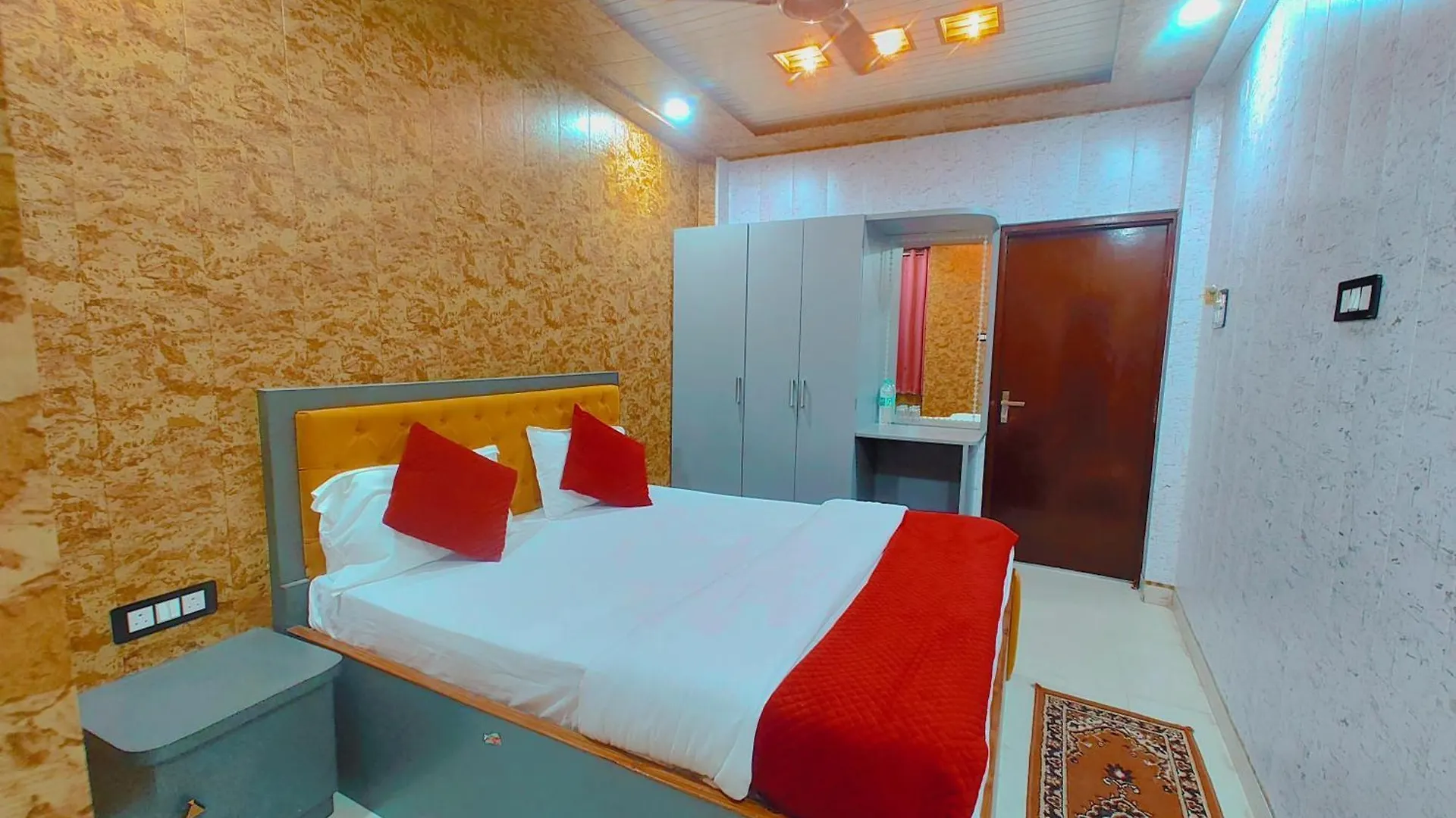 Hotel R K Villa 700 Mtr From Kashi Vishwanath Temple Varanasi
